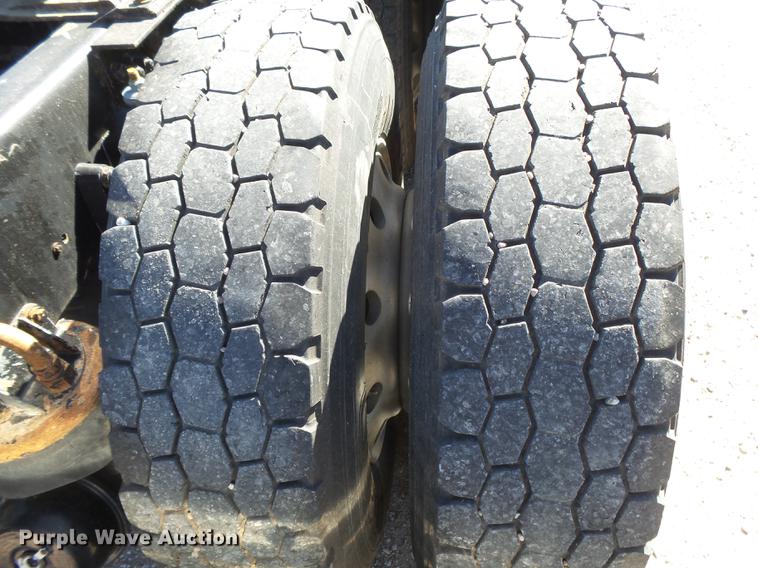 image for item DC3793 2005 Kenworth T800 semi truck