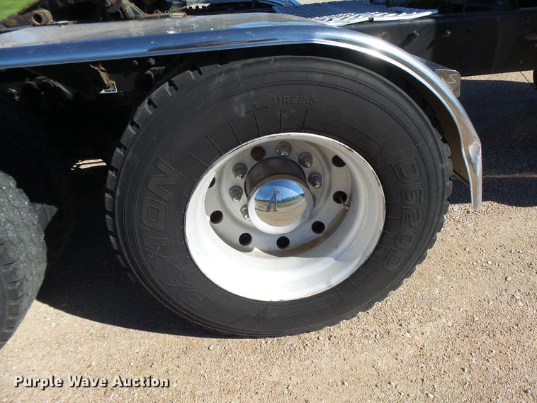 image for item DC3793 2005 Kenworth T800 semi truck