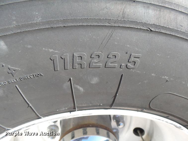 image for item DC3793 2005 Kenworth T800 semi truck