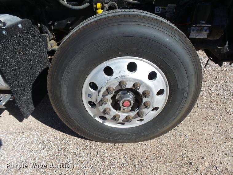 image for item DC3793 2005 Kenworth T800 semi truck