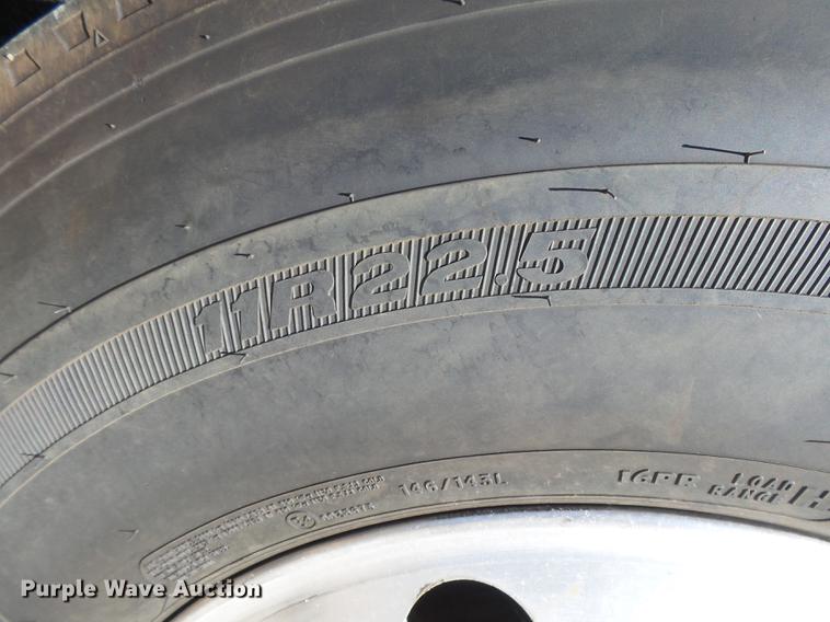 image for item DC3793 2005 Kenworth T800 semi truck