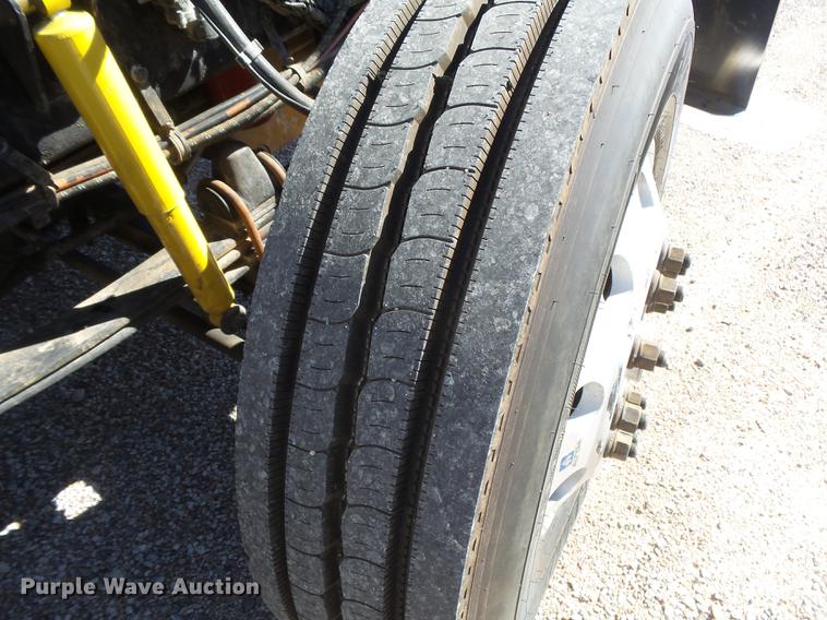 image for item DC3793 2005 Kenworth T800 semi truck