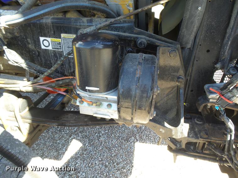 image for item DC3793 2005 Kenworth T800 semi truck