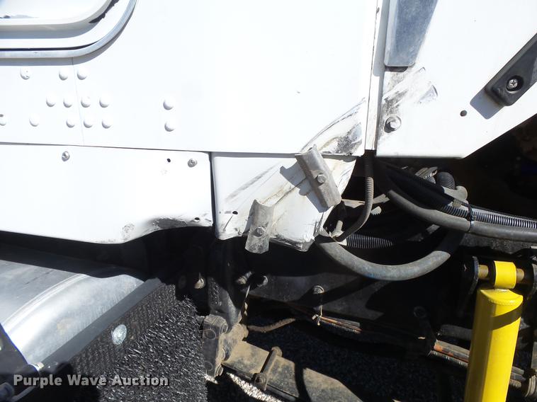 image for item DC3793 2005 Kenworth T800 semi truck