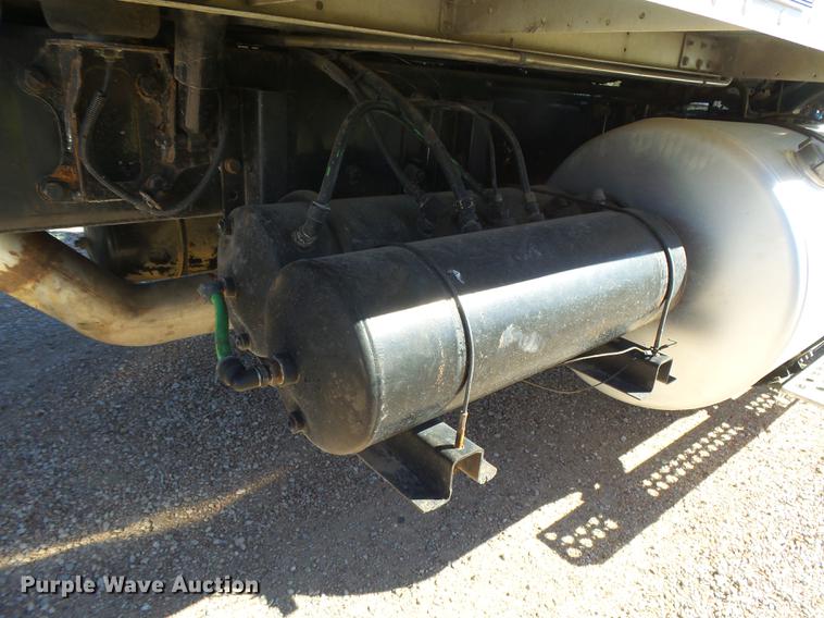 image for item DC3793 2005 Kenworth T800 semi truck