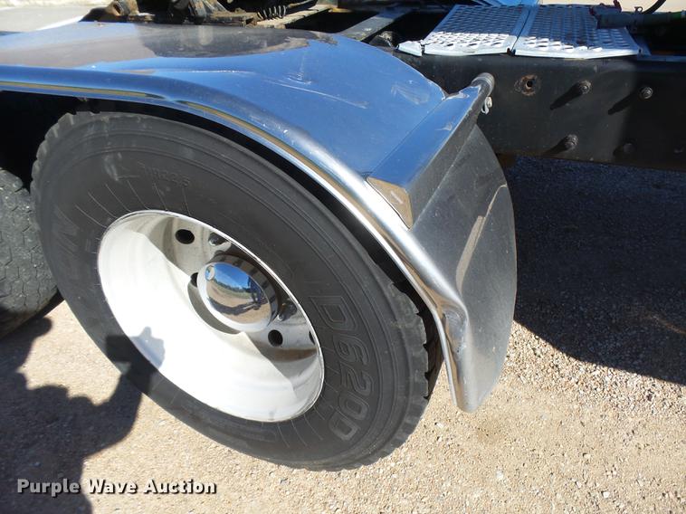 image for item DC3793 2005 Kenworth T800 semi truck