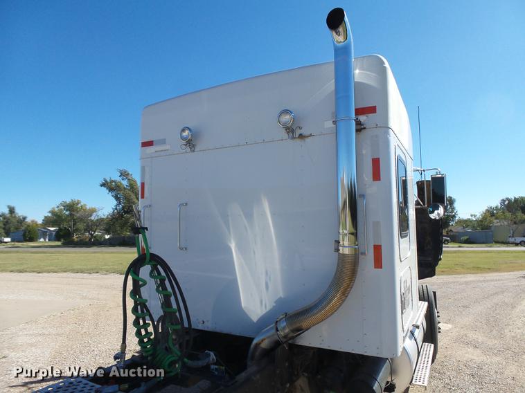 image for item DC3793 2005 Kenworth T800 semi truck