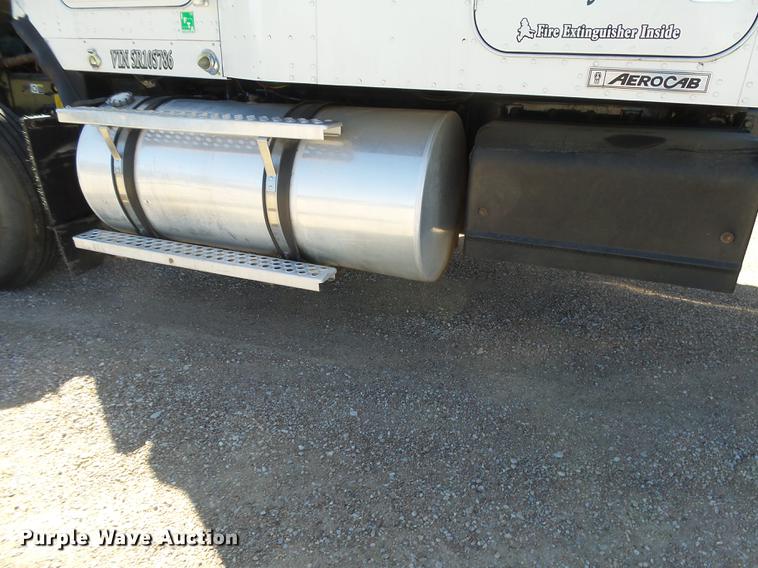 image for item DC3793 2005 Kenworth T800 semi truck