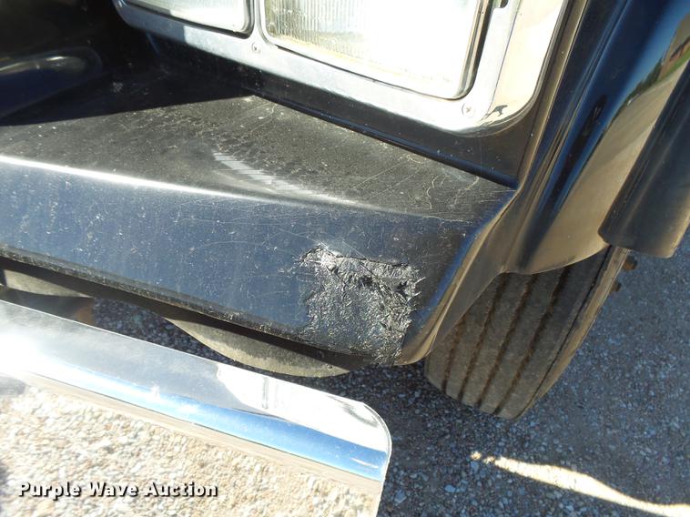 image for item DC3793 2005 Kenworth T800 semi truck