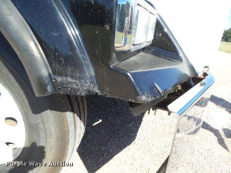 image for item DC3793 2005 Kenworth T800 semi truck