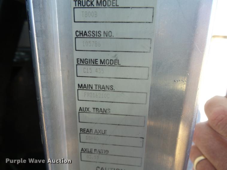 image for item DC3793 2005 Kenworth T800 semi truck