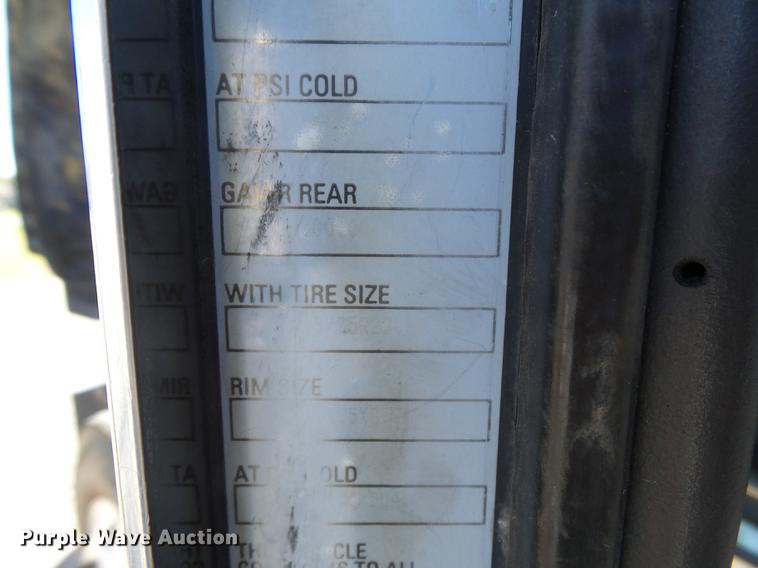 image for item DC3793 2005 Kenworth T800 semi truck