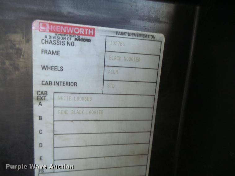 image for item DC3793 2005 Kenworth T800 semi truck