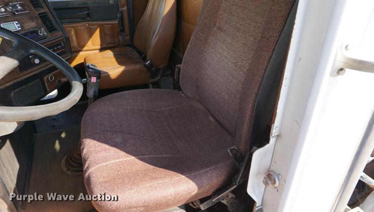 image for item DC5260 1992 Freightliner FLD semi truck