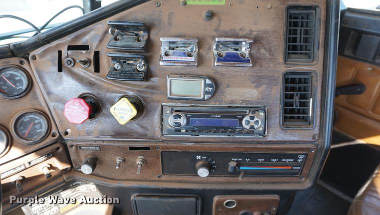 image for item DC5260 1992 Freightliner FLD semi truck