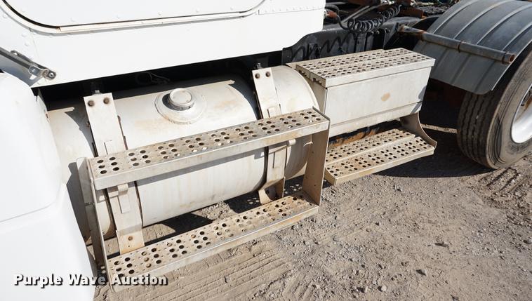 image for item DC5260 1992 Freightliner FLD semi truck