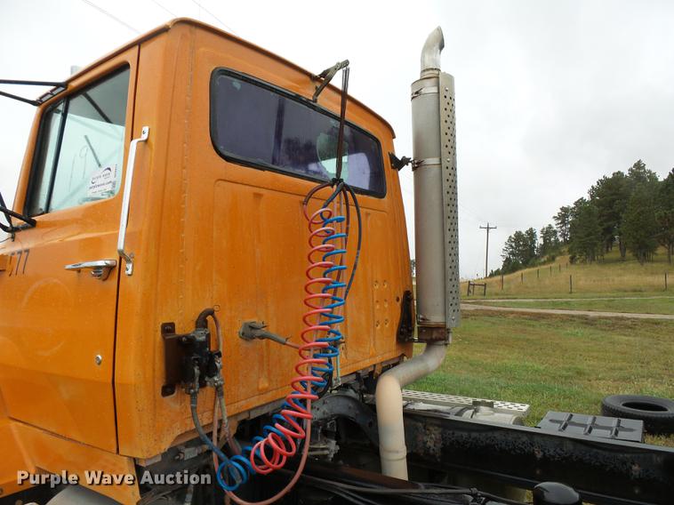 image for item DC6414 1990 Ford L9000 semi truck