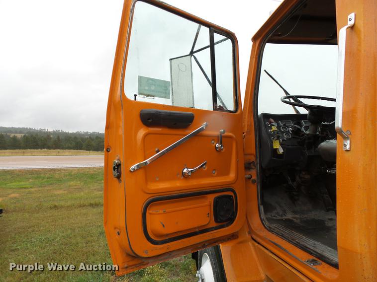 image for item DC6414 1990 Ford L9000 semi truck