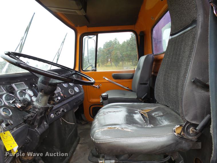 image for item DC6414 1990 Ford L9000 semi truck