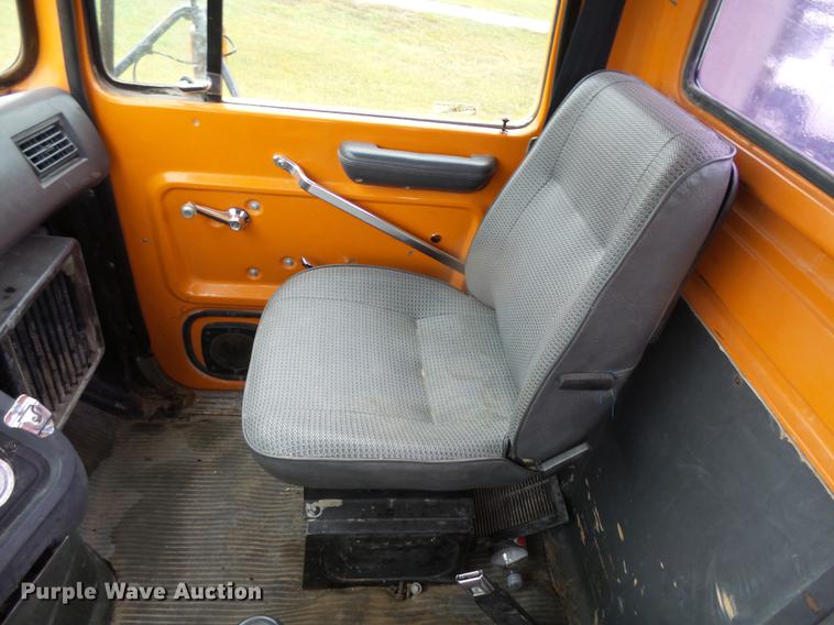 image for item DC6414 1990 Ford L9000 semi truck