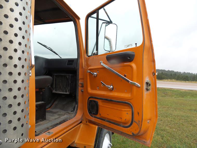 image for item DC6414 1990 Ford L9000 semi truck