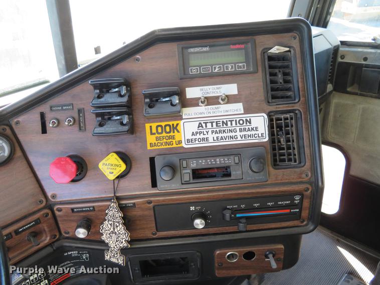 image for item DF9759 1994 Freightliner FLD semi truck