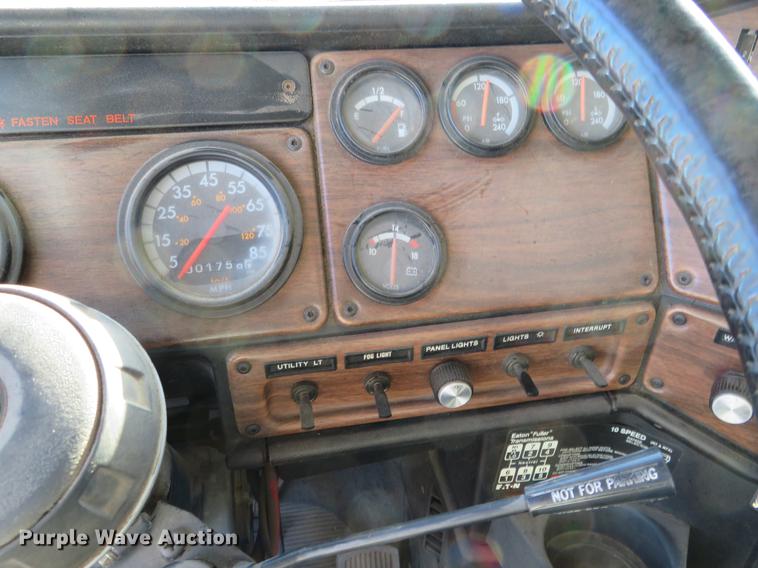 image for item DF9759 1994 Freightliner FLD semi truck