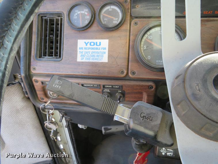 image for item DF9759 1994 Freightliner FLD semi truck