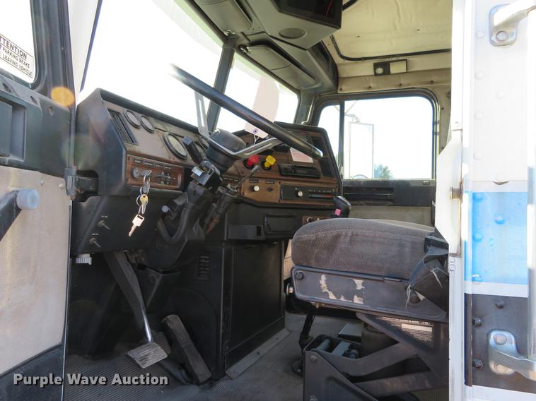 image for item DF9765 1994 Freightliner FLD semi truck