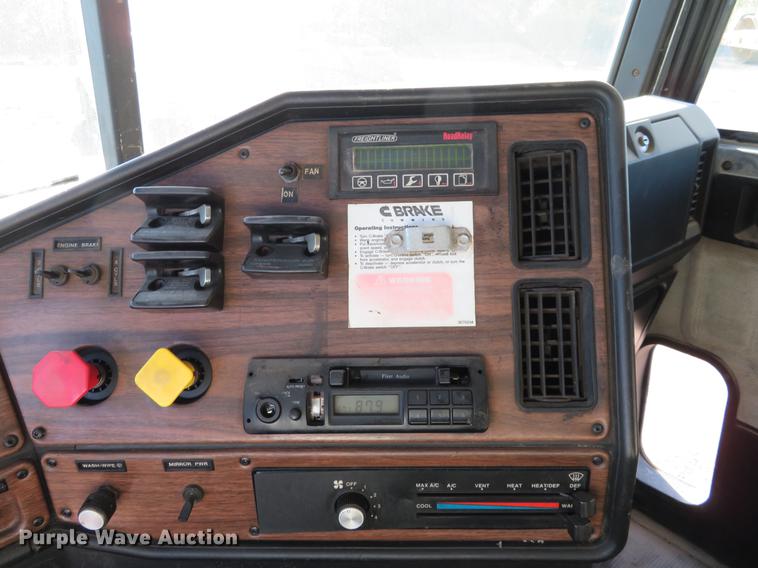 image for item DF9765 1994 Freightliner FLD semi truck