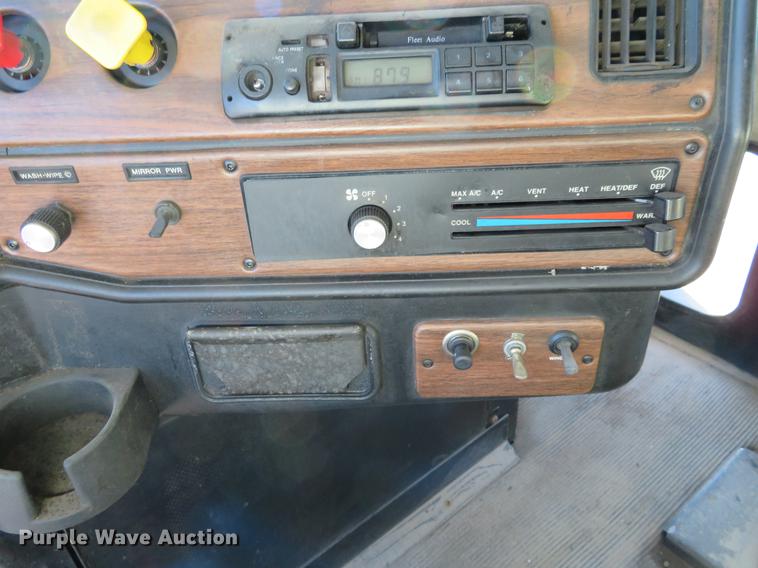 image for item DF9765 1994 Freightliner FLD semi truck