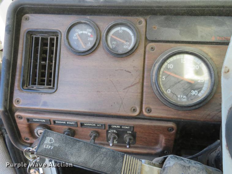 image for item DF9765 1994 Freightliner FLD semi truck