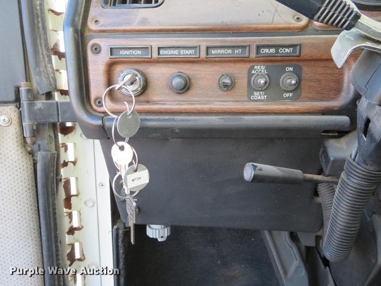 image for item DF9765 1994 Freightliner FLD semi truck