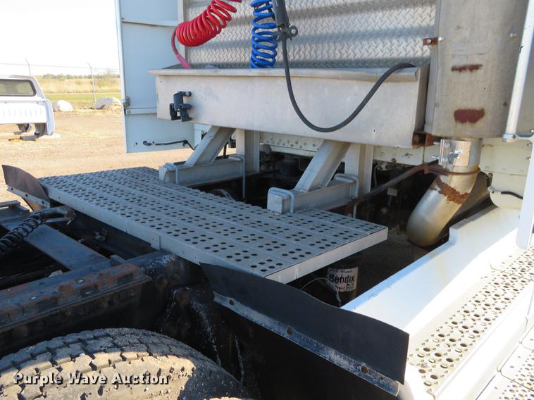 image for item DF9765 1994 Freightliner FLD semi truck