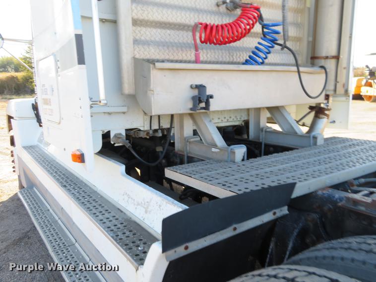 image for item DF9765 1994 Freightliner FLD semi truck