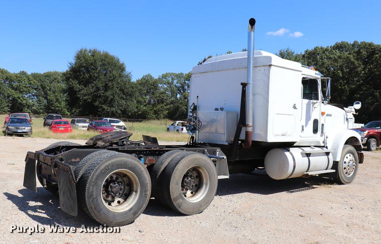 image for item ED9579 1999 International 9900 semi truck