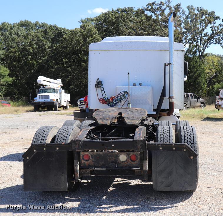 image for item ED9579 1999 International 9900 semi truck