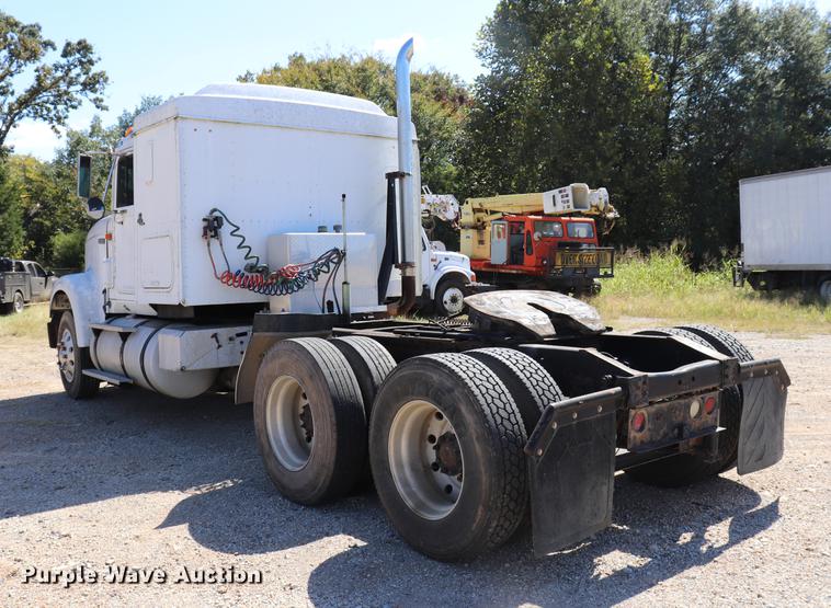 image for item ED9579 1999 International 9900 semi truck