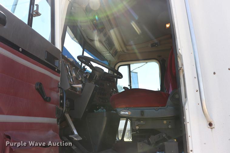 image for item ED9579 1999 International 9900 semi truck