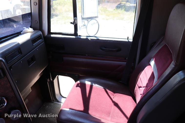 image for item ED9579 1999 International 9900 semi truck