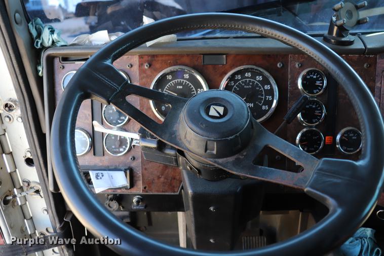 image for item ED9579 1999 International 9900 semi truck