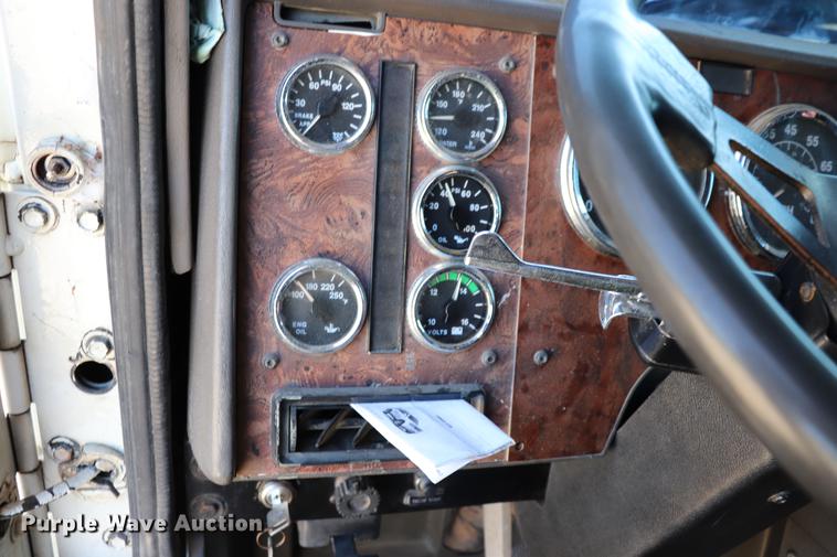 image for item ED9579 1999 International 9900 semi truck