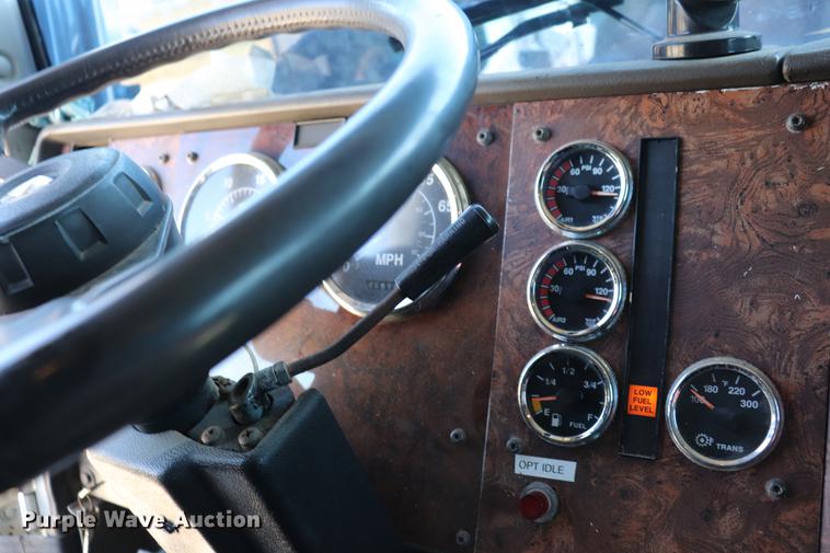 image for item ED9579 1999 International 9900 semi truck