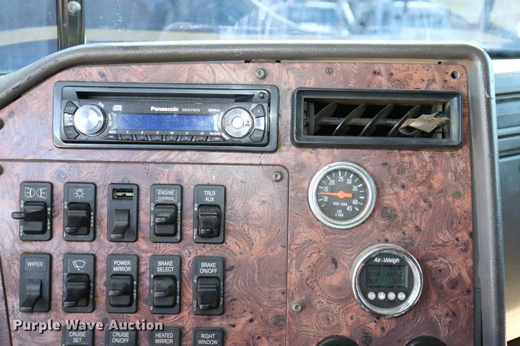 image for item ED9579 1999 International 9900 semi truck