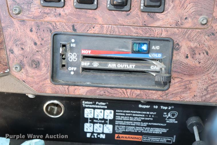 image for item ED9579 1999 International 9900 semi truck