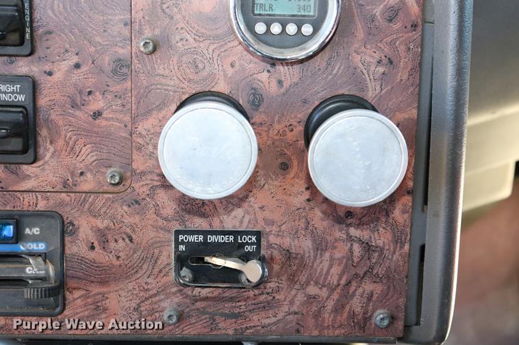 image for item ED9579 1999 International 9900 semi truck