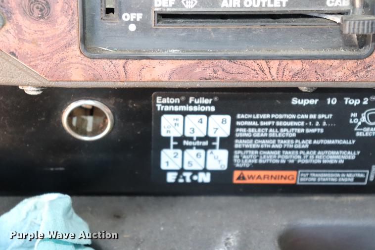 image for item ED9579 1999 International 9900 semi truck