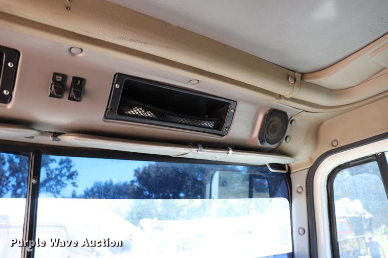 image for item ED9579 1999 International 9900 semi truck