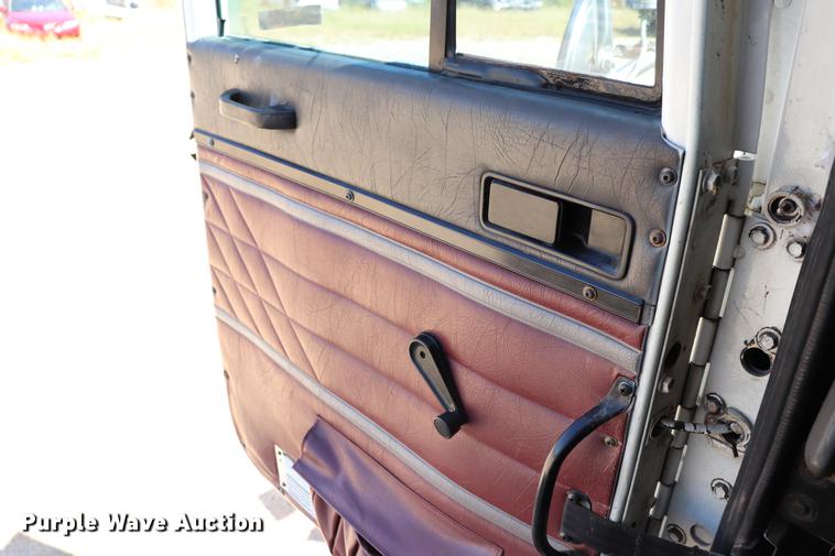 image for item ED9579 1999 International 9900 semi truck