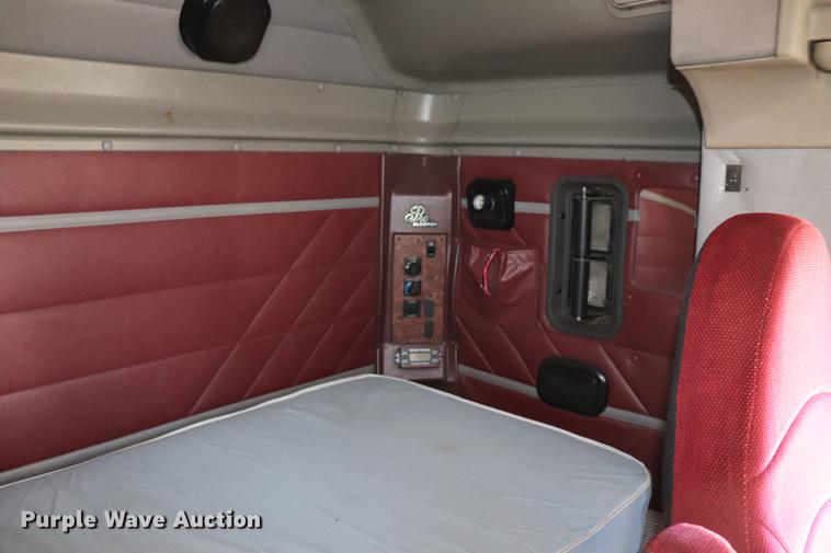 image for item ED9579 1999 International 9900 semi truck